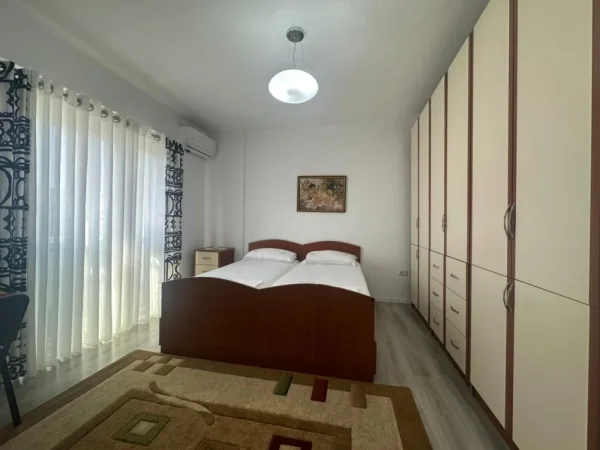 Tirane, jepet me qera apartament 2+1+Ballkon , 95 m² 700 € (Zog i Zi)