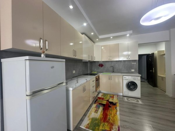 Tirane, jepet me qera apartament 2+1+Ballkon , 95 m² 700 € (Zog i Zi)
