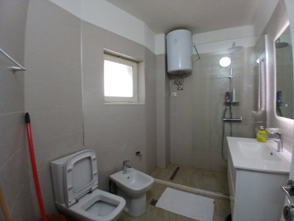 Tirane, jepet me qera apartament 2+1+Ballkon Kati 5, 90 m² 750 € (Mine peza)