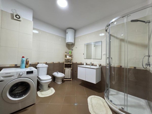 Tirane, jepet me qera apartament 1+1+Ballkon Kati 5, 70 m² 750 € (Rruga e Kavajes)