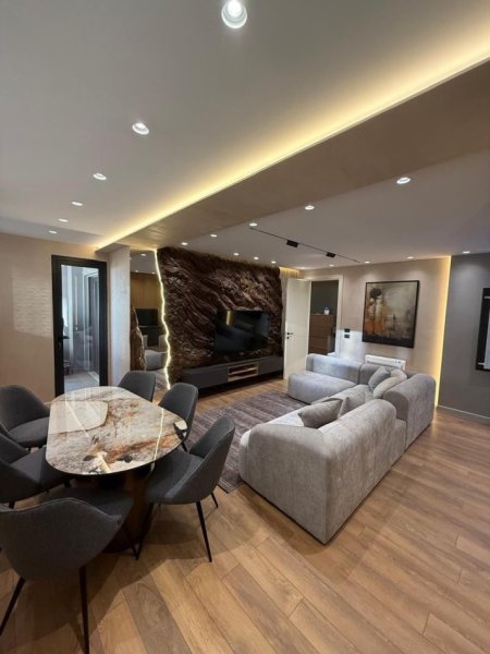 Tirane, jepet me qera apartament 2+1+Ballkon Kati 8, 106 m² 1.600 € (Rruga e durresit)