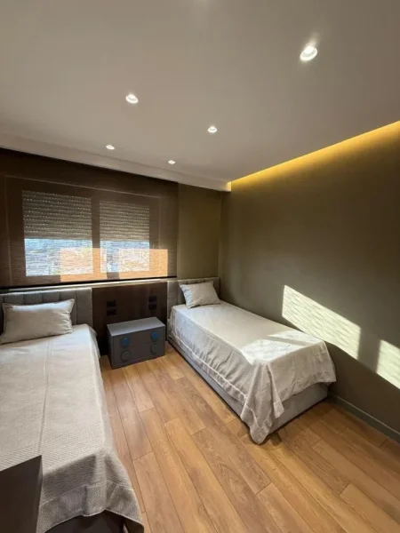 Tirane, jepet me qera apartament 2+1+Ballkon Kati 8, 106 m² 1.600 € (Rruga e durresit)