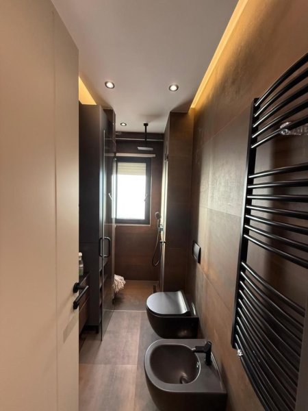 Tirane, jepet me qera apartament 2+1+Ballkon Kati 8, 106 m² 1.600 € (Rruga e durresit)