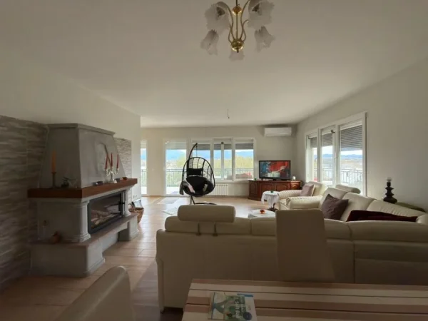 Tirane, shitet Vile 4+1 , 1.260 m² 280.000 € (Preze)