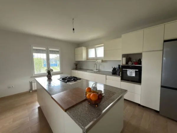 Tirane, shitet Vile 4+1 , 1.260 m² 280.000 € (Preze)