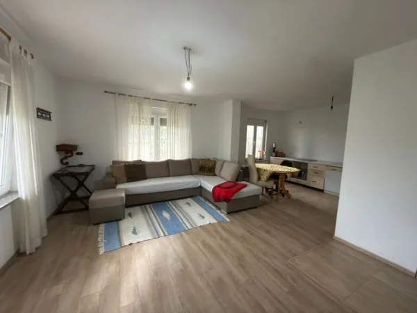 Tirane, shitet Vile 4+1 , 1.260 m² 280.000 € (Preze)