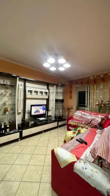 Tirane, jepet me qera apartament 1+1+Ballkon Kati 2, 50 m² 415 € (Rruga Riza Cerova)