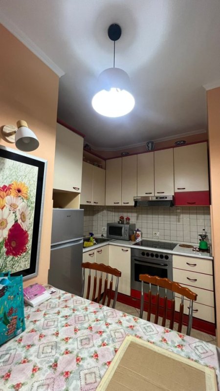 Tirane, jepet me qera apartament 1+1+Ballkon Kati 2, 50 m² 415 € (Rruga Riza Cerova)