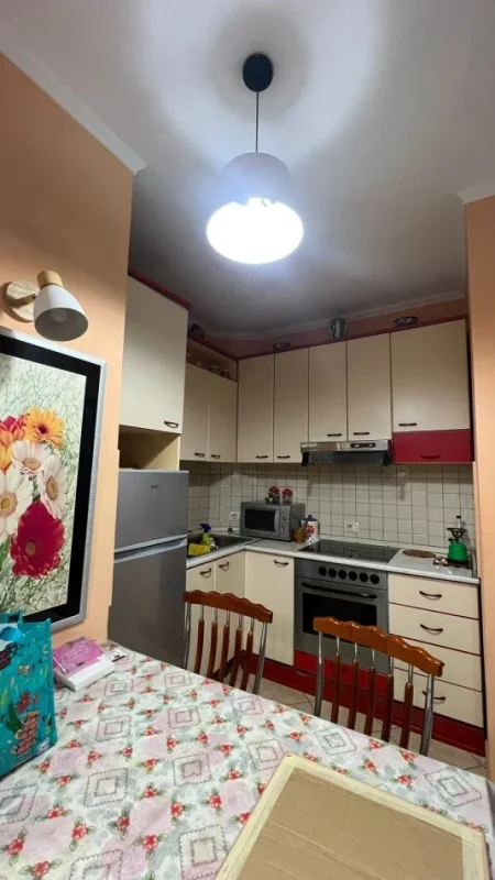 Tirane, jepet me qera apartament 1+1+Ballkon Kati 2, 50 m² 415 € (Rruga Riza Cerova)
