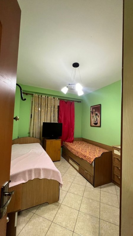 Tirane, jepet me qera apartament 1+1+Ballkon Kati 2, 50 m² 415 € (Rruga Riza Cerova)