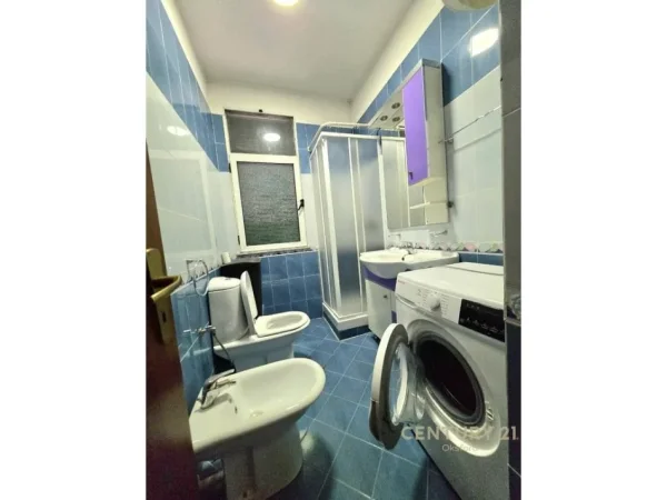 Tirane, jepet me qera apartament 2+1 Kati 7, 116 m² 1.300 € (Bllok)