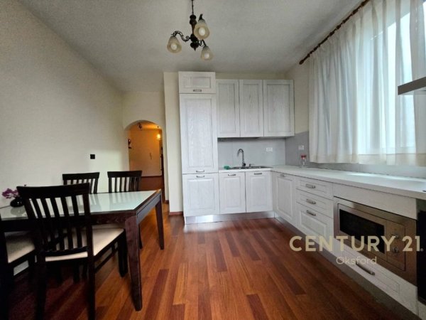 Tirane, jepet me qera apartament 2+1 Kati 7, 116 m² 1.300 € (Bllok)