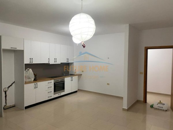Tirane, jepet me qera apartament 2+1 Kati 2, 105 m² 650 € (Komuna e Parisit)