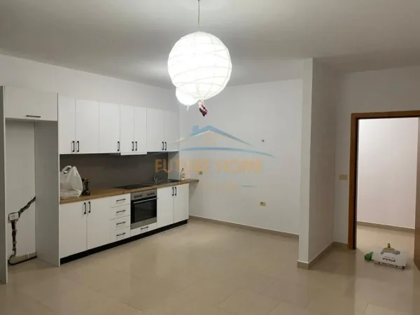 Tirane, jepet me qera apartament 2+1 Kati 2, 105 m² 650 € (Komuna e Parisit)