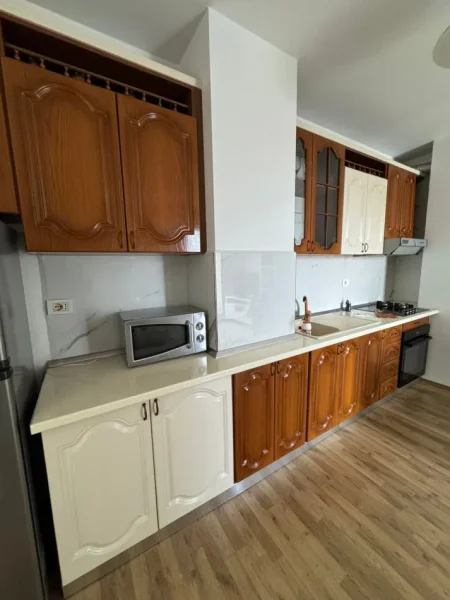 Tirane, jepet me qera apartament 1+1+Ballkon Kati 6, 60 m² 50.000 leke