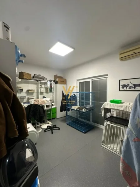 Tirane, jepet me qera dyqan Kati 0, 90 m² 1.200 € (KOMUNA E PARISIT)