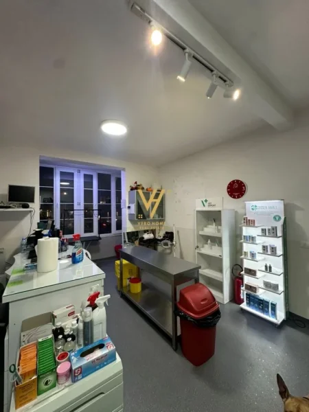 Tirane, jepet me qera dyqan Kati 0, 90 m² 1.200 € (KOMUNA E PARISIT)