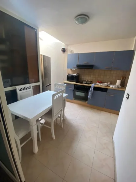 APARTAMENT 3+1+2 ME QIRA (BRRYLI)  550 €