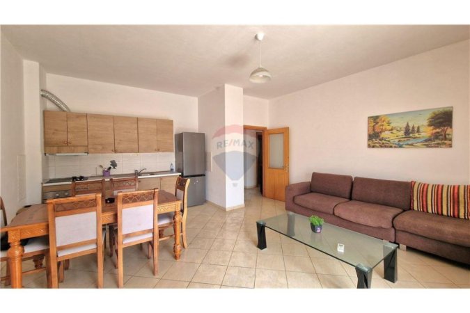 Vlore, shitet apartament 1+1 Kati 2, 135 m² (Mbi Supermarket Conad, Bulevardi Ismail Qemali, Vlorë)