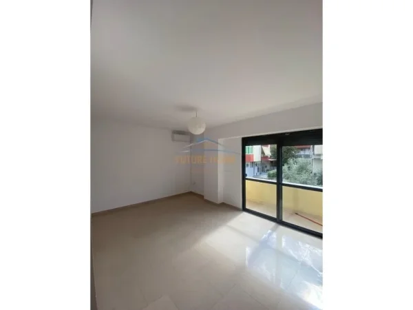 Tirane, jap me qera Qera,Apartament 2+1 tek Komuna e Parisit! 650 €