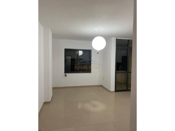 Tirane, jap me qera Qera,Apartament 2+1 tek Komuna e Parisit! 650 €
