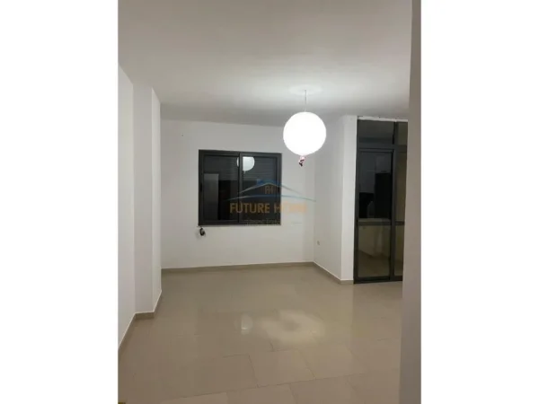Tirane, jap me qera Qera,Apartament 2+1 tek Komuna e Parisit! 650 €
