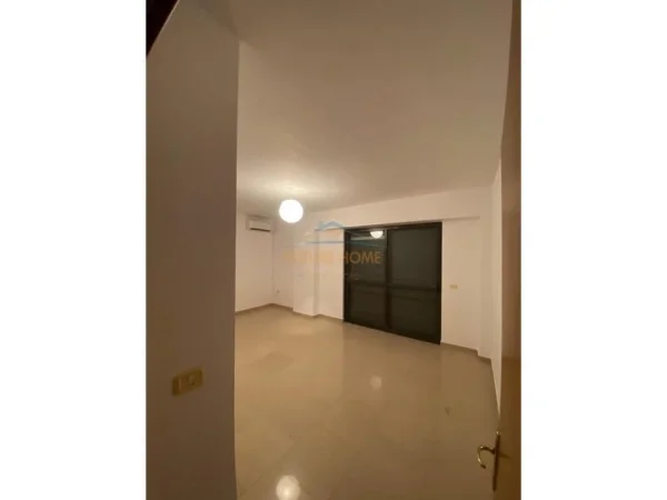 Tirane, jap me qera Qera,Apartament 2+1 tek Komuna e Parisit! 650 €