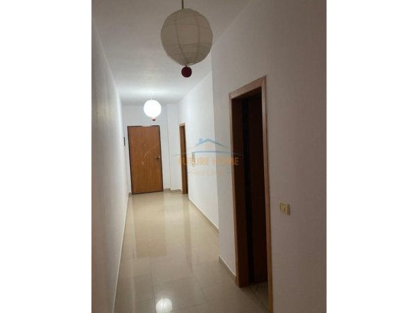 Tirane, jap me qera Qera,Apartament 2+1 tek Komuna e Parisit! 650 €