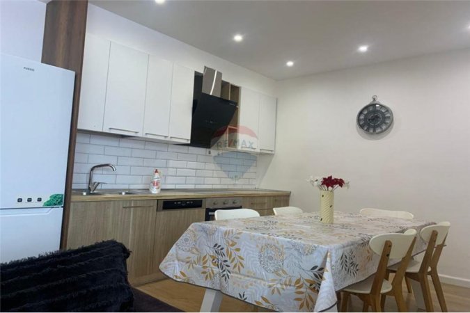 Vlore, jepet me qera 2+1 Kati 3, 86 m² 550 € (Rruga Shyqyri Ali Merka, Vlorë)