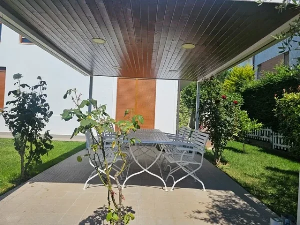 Tirane, jepet me qera Vile 4+1+Ballkon Kati 1, 344 m² 2.500 € (Teg)