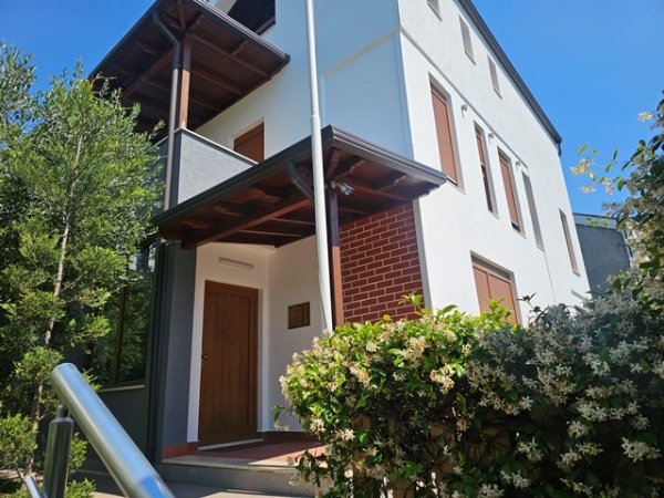 Tirane, jepet me qera Vile 4+1+Ballkon Kati 1, 344 m² 2.500 € (Teg)