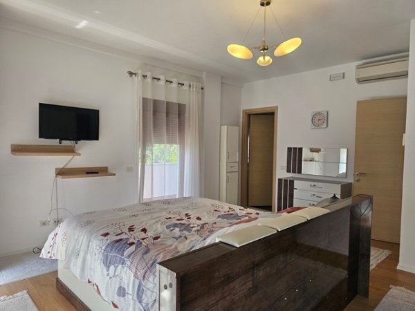 Tirane, jepet me qera Vile 4+1+Ballkon Kati 1, 344 m² 2.500 € (Teg)