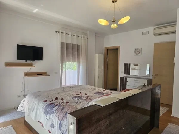 Tirane, jepet me qera Vile 4+1+Ballkon Kati 1, 344 m² 2.500 € (Teg)