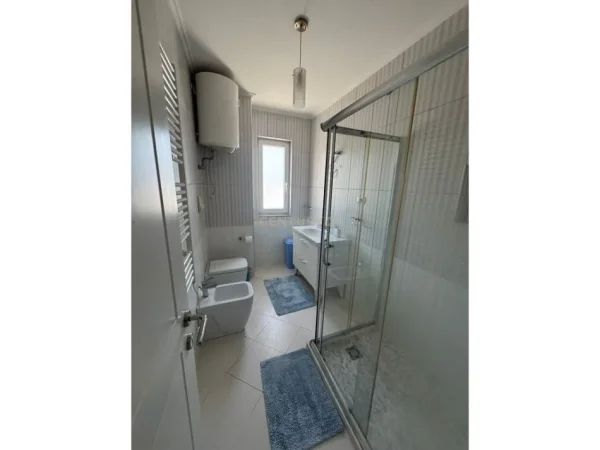 Tirane, jepet me qera apartament 2+1+Ballkon Kati 6, 109 m² 1.400 € (Bllok)