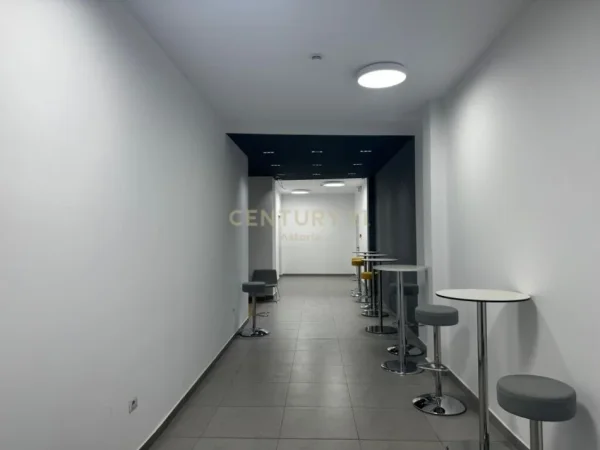 Tirane, jepet me qera zyre Kati 1, 384 m² 4.600 € (Tregu elektrik)