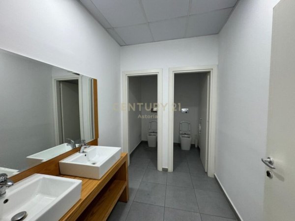 Tirane, jepet me qera zyre Kati 1, 384 m² 4.600 € (Tregu elektrik)