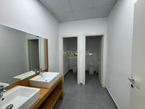 Tirane, jepet me qera zyre Kati 1, 384 m² 4.600 € (Tregu elektrik)