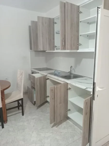 Tirane, jepet me qera apartament 2+1 Kati 1, 100 m² 450 € (astir)