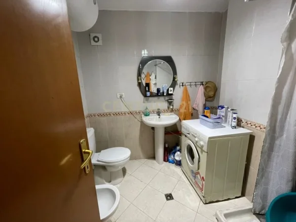 Tirane, jepet me qera apartament 1+1+Ballkon Kati 12, 64 m² 600 € (Rruga e Kavajes)