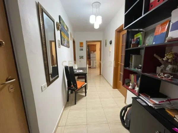 Tirane, jepet me qera apartament 1+1+Ballkon Kati 12, 64 m² 600 € (Rruga e Kavajes)