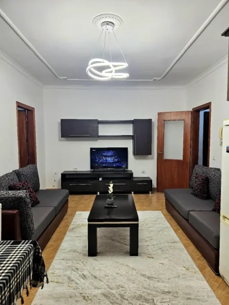 Tirane, jepet me qera apartament 2+1 Kati 5, 450 € 