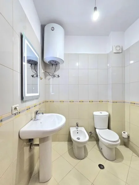 Tirane, jepet me qera apartament 2+1 Kati 5, 450 € 