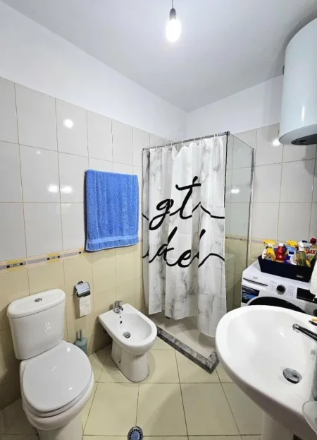 Tirane, jepet me qera apartament 2+1 Kati 5, 450 € 