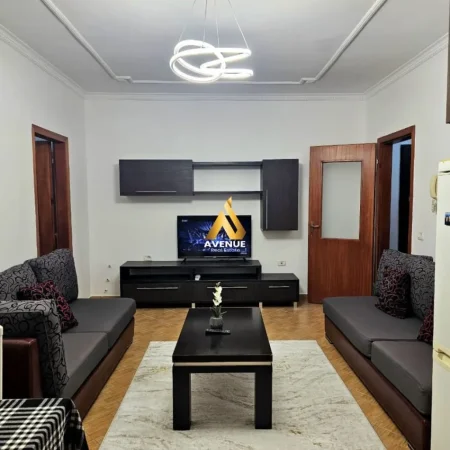 Tirane, jepet me qera apartament 2+1+Ballkon Kati 5, 85 m² 400 € (rruga e dajtit)