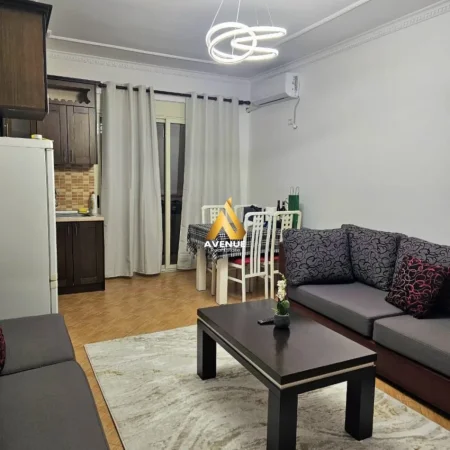 Tirane, jepet me qera apartament 2+1+Ballkon Kati 5, 85 m² 400 € (rruga e dajtit)