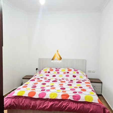 Tirane, jepet me qera apartament 2+1+Ballkon Kati 5, 85 m² 400 € (rruga e dajtit)