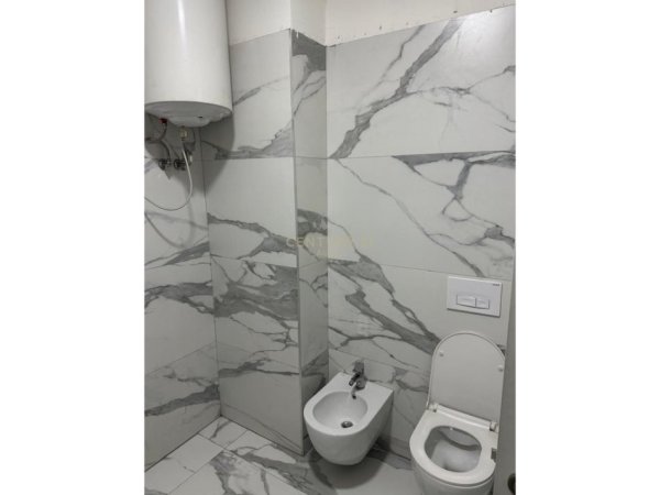 Tirane, jepet me qera apartament 1+1 Kati 5, 62 m² 450 € (Rruga e Dibres)