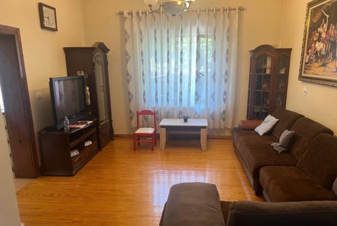 Tirane, jepet me qera apartament 1+1+Ballkon Kati 1, 85 m² 350 € (LAPRAKE)