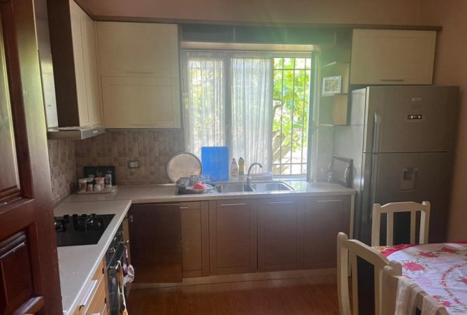 Tirane, jepet me qera apartament 1+1+Ballkon Kati 1, 85 m² 350 € (LAPRAKE)