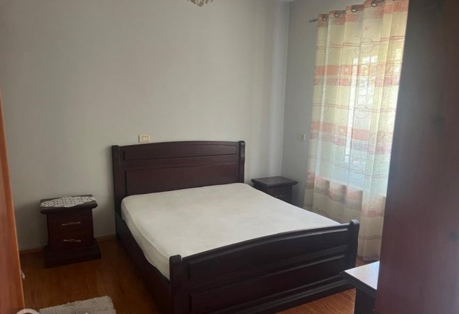 Tirane, jepet me qera apartament 1+1+Ballkon Kati 1, 85 m² 350 € (LAPRAKE)